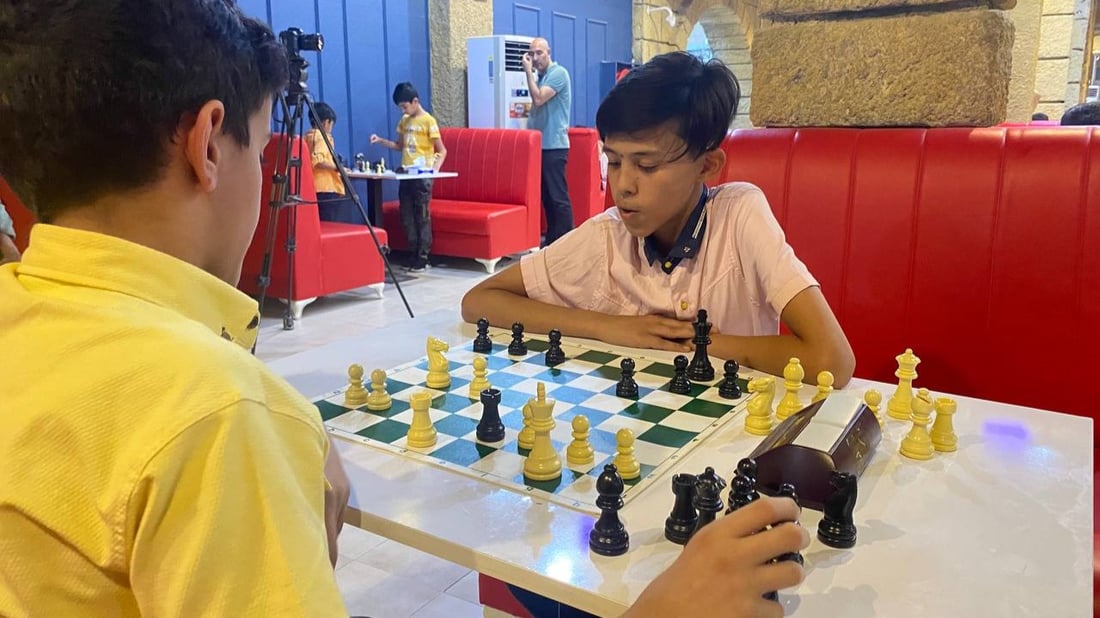 صور: البنات والأولاد في ذي قار يلعبون الشطرنج للتأهل الى بطولة العراق من 4 فئات