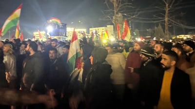 هوتافلێدان بۆ پشتگیریی رۆژئاوا لە بەردەم کونسوڵخانەی ئەمریکا لە هەولێر بەردەوامە