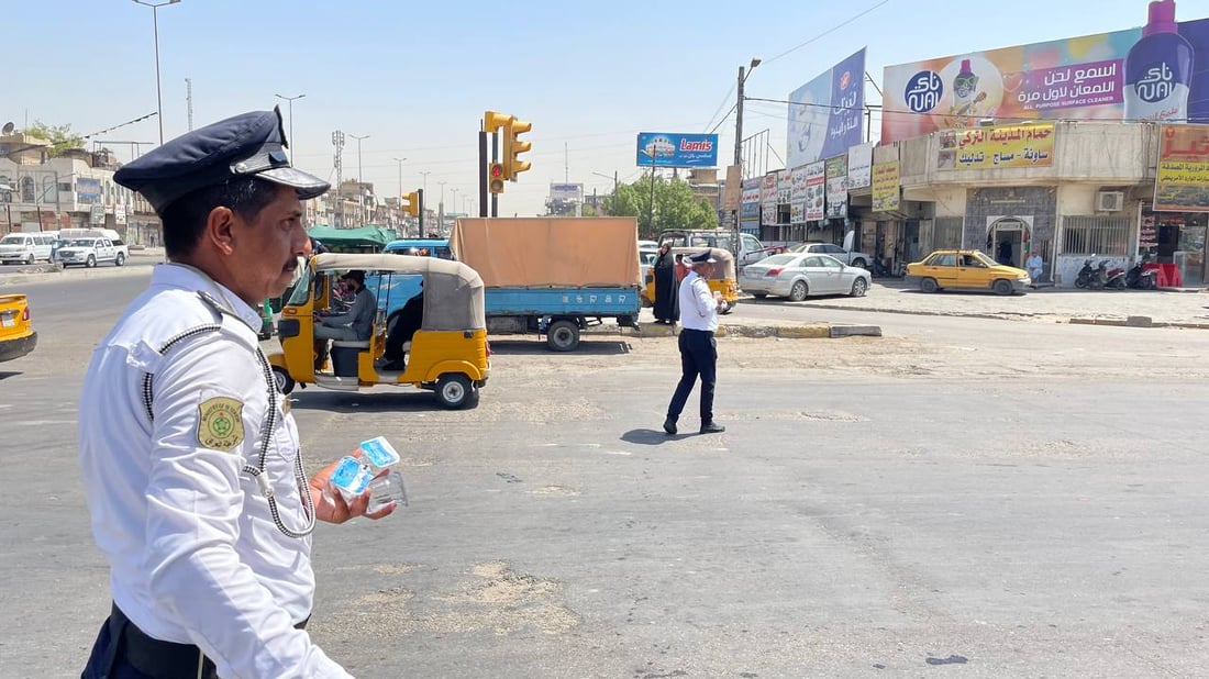 صور من مدينة الصدر: رجال المرور تفرغوا لسقي العطاشى في تقاطع الحمام
