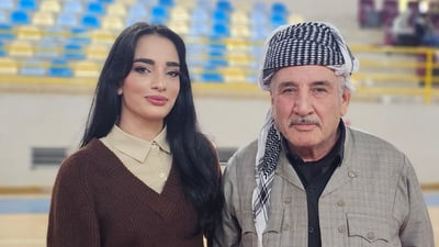 مەدالیایەک لە ملی باوکدا؛ پلەی یەکەم بۆ کچەکەى