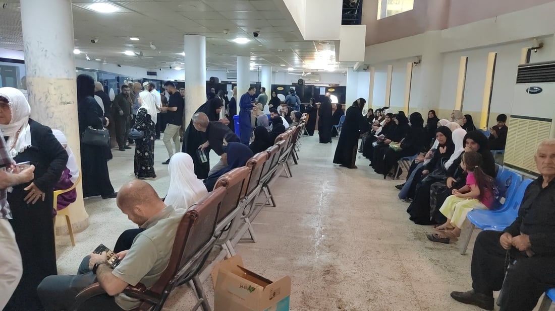 ازدحام في مصارف كردستان مع بدء صرف الوجبة الأولى من رواتب شهر أيار