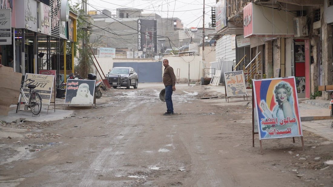 كوافيرات بعقوبة.. “الميك أب” يتوقف حين ينزل المطر وشارع التجميل يغرق (صور)