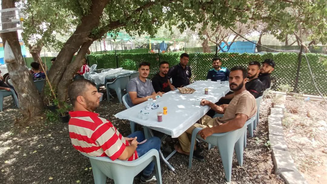 صور: ناشطة كركوكية تجمع 50 عاملاً من بلدية آلتون كوبري وتحتفل بعيدهم على نهر الزاب