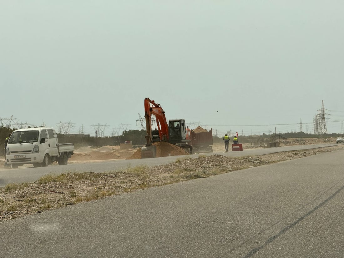 صور: توسعة طريق أم قصر إلى 3 مسارات و11 استدارة وفلكات دائرية جديدة وإنارة