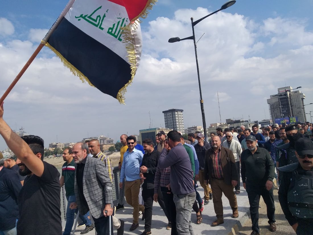 فيديو: تظاهرة للموظفين عند المنطقة الخضراء.. “سلم رواتب عادل أو الإضراب”
