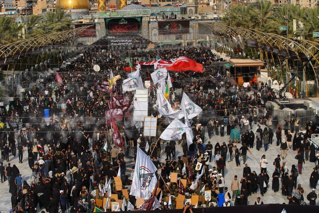 الحشد يرفع بوستر عملاق بين الحرمين: مثلي لا يبايع مثله (فيديو)