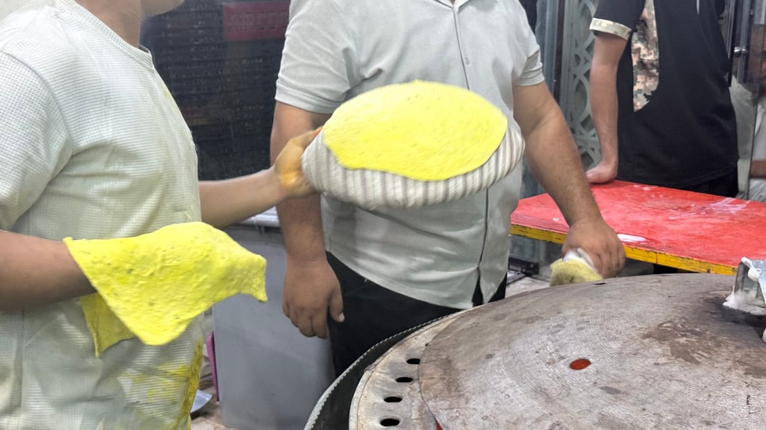 صور: ألم تذوقوا خبز العباس اليوم؟ “نذور الفقراء” خبز محمص وجبن شهي ورائحة نعناع