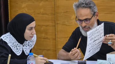 خطاط “غاضب” على مدارس العراق يطوّع القصب لنقوش النسخ والرقعة