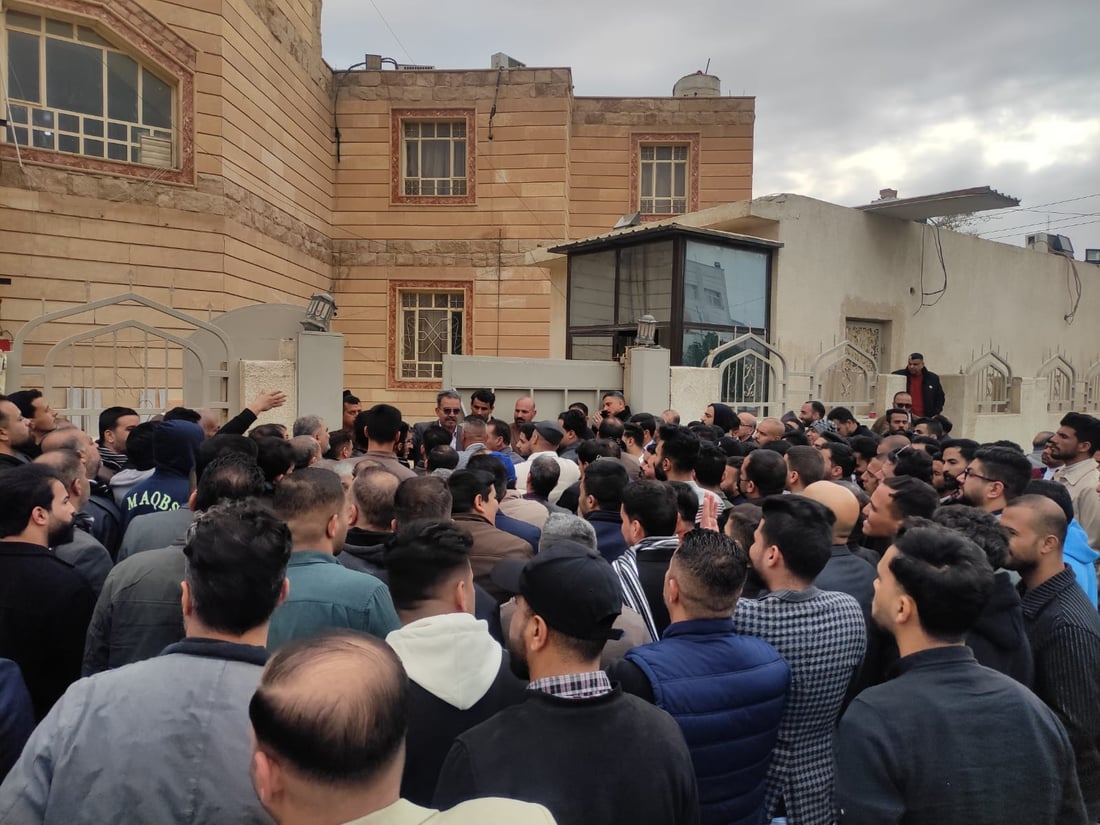 ازدحام أمام خزينة الدولة.. موظفو اقتراع النجف ينتظرون صرف مستحقاتهم (صور)