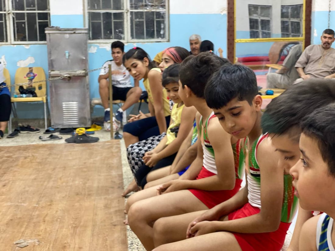 كابتن نوار يدرب أطفال البصرة لذهبية آسيا.. مرح وقساوة في قاعة الجمباز (فيديو)