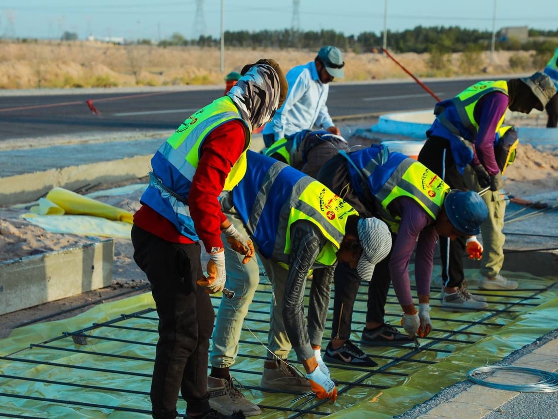 صب وإنارة وأشجار “الجلفلورا”.. صور من أعمال الجزرة على طريق سفوان والزبير