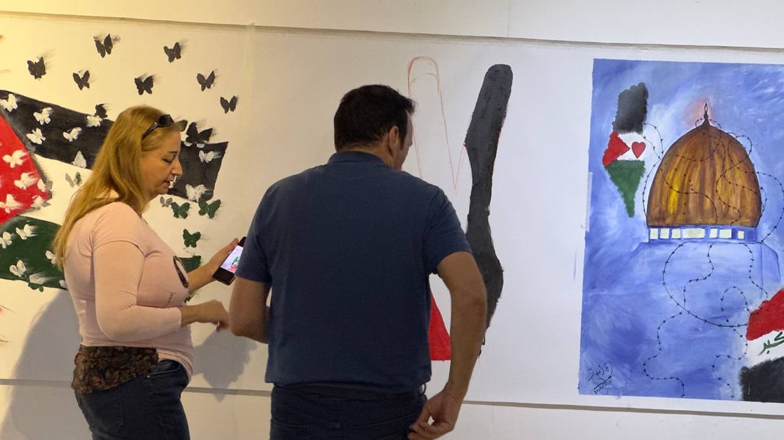 صور من مهرجان “كلنا غزة” في بغداد.. جدار لوحات جسد الدمار وجمال فلسطين أيضاً