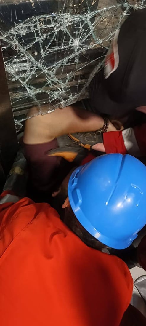 صور من عملية انقاذ شاب علق في مصعد مقهى “انتيكا” الموصلي