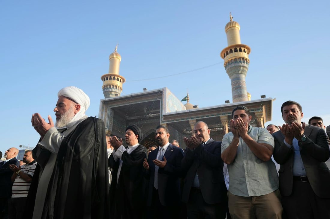 صور: رئيس الوزراء يؤدي صلاة عيد الأضحى في الصحن الكاظمي ببغداد
