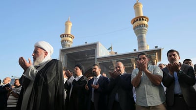 صور: رئيس الوزراء يؤدي صلاة عيد الأضحى في الصحن الكاظمي ببغداد