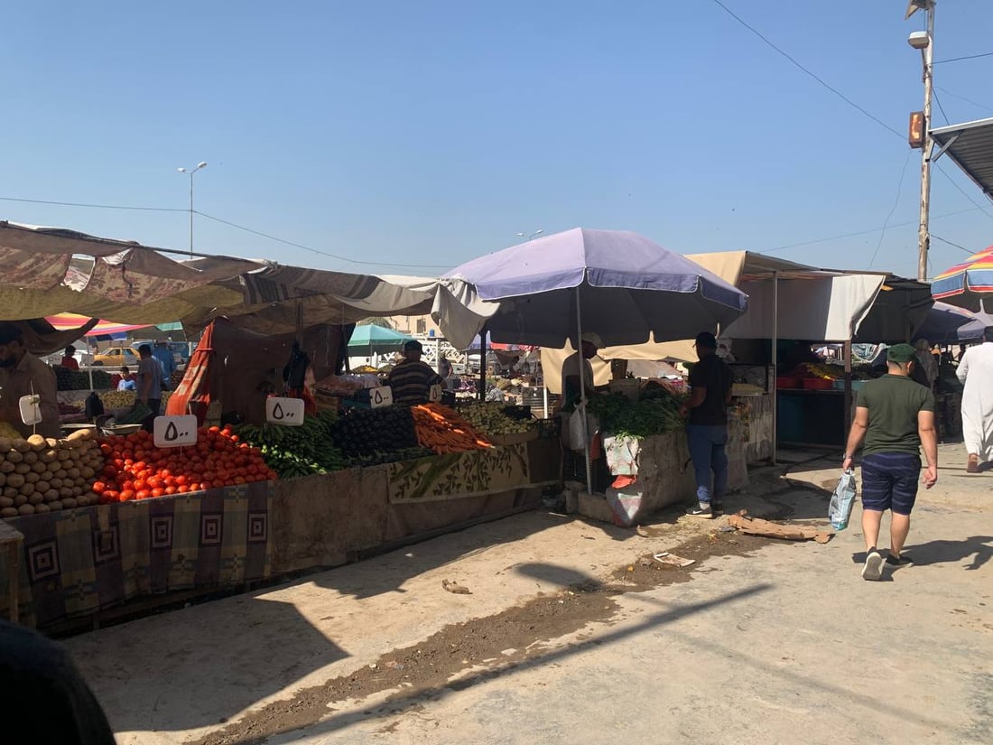 صور: بسطات أبو غريب عادت لتزاحم شركة إماراتية على شارع الشيخ ضاري