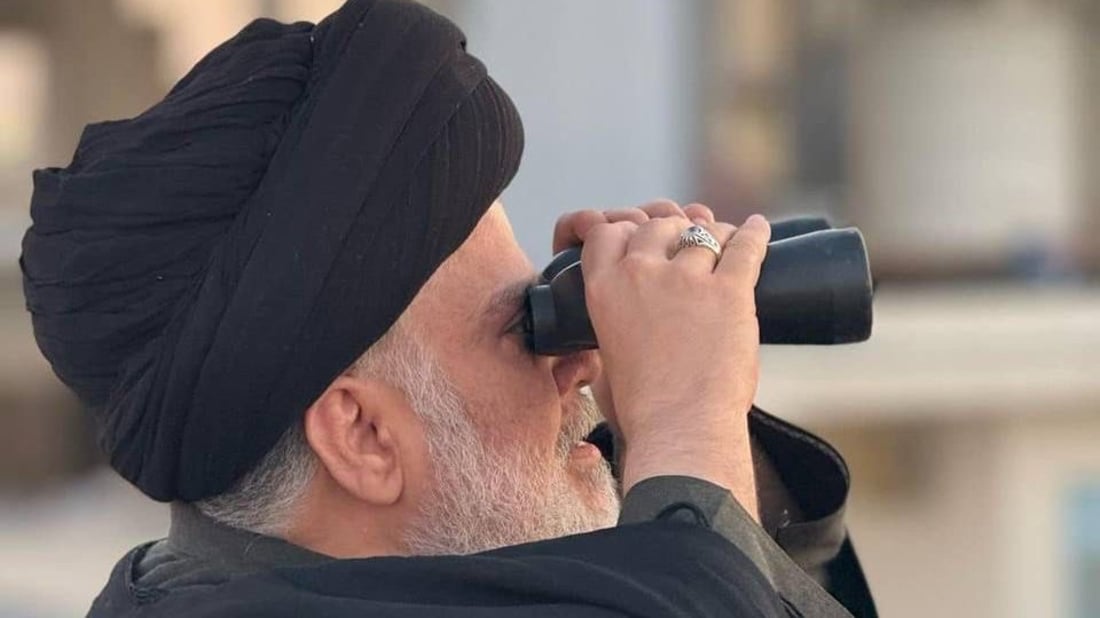صورة: مقتدى الصدر يتحرى هلال شهر رمضان من النجف