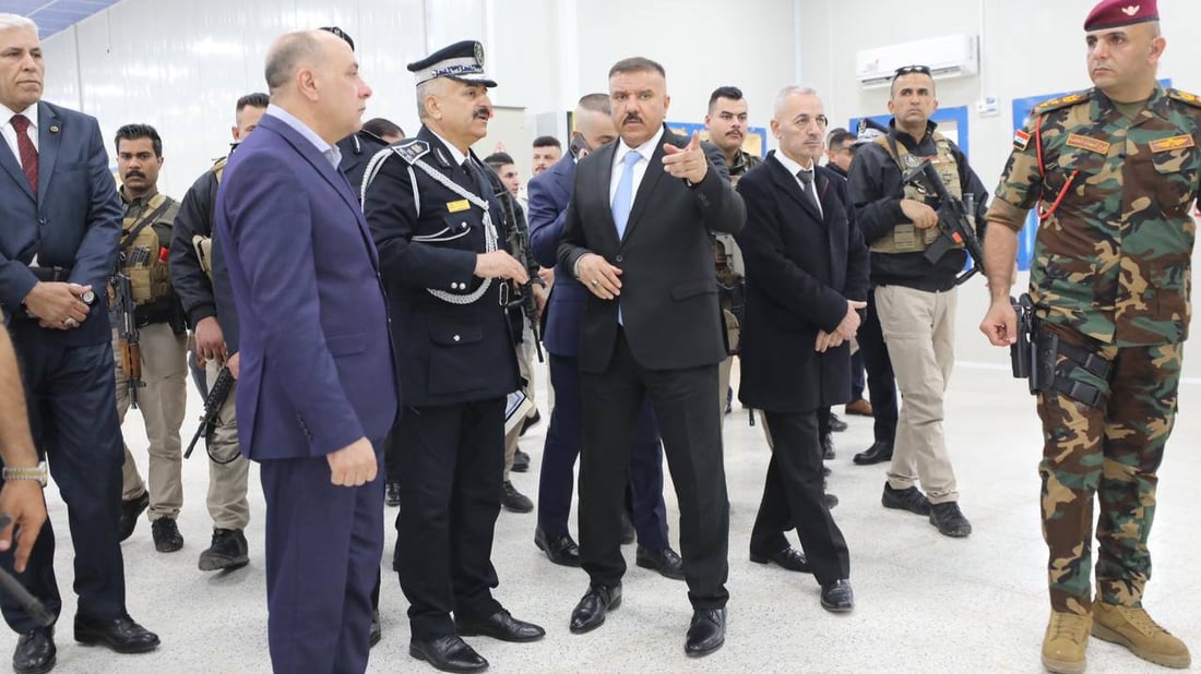 الوزير الشمري في نينوى.. صرف 20 ألف جواز ووزّع الأسلحة على جميع المنتسبين