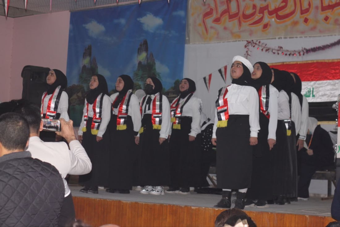 صور: الصغيرات الجميلات في بلدروز يجربن مشاهدة اللوحات والتفرج على المسرح