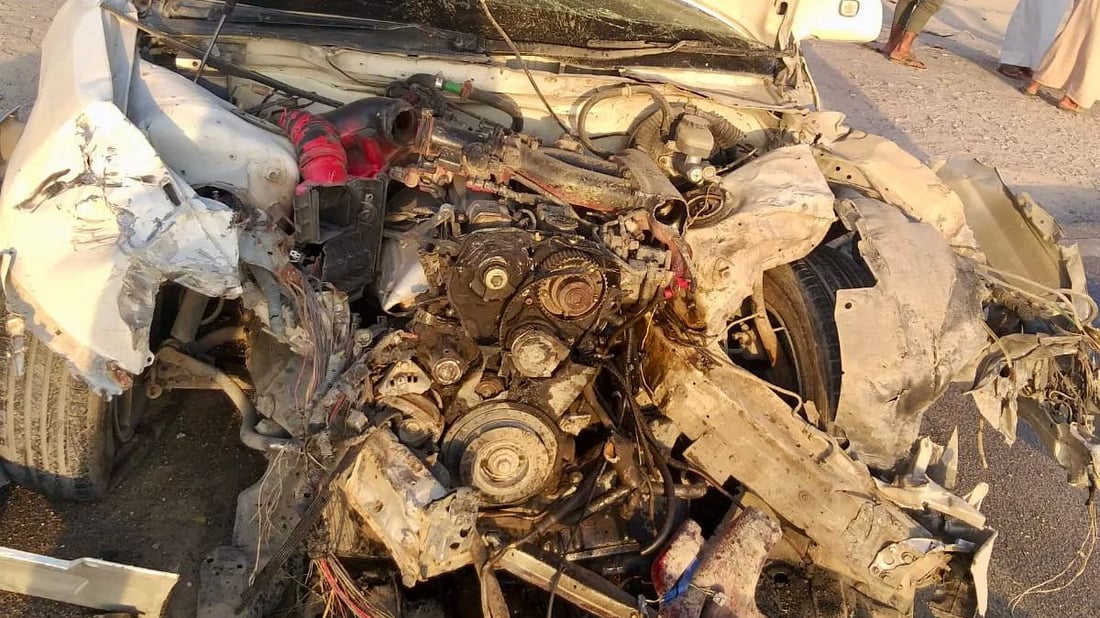 تناثر الرقي على طريق القرنة.. صور: “ملكة” تنحرف وتصدم “كيا” محمّلة