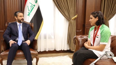 العبودي يسلم نجلة عماد أمراً وزارياً بقبولها في كلية التربية الرياضية (صور)