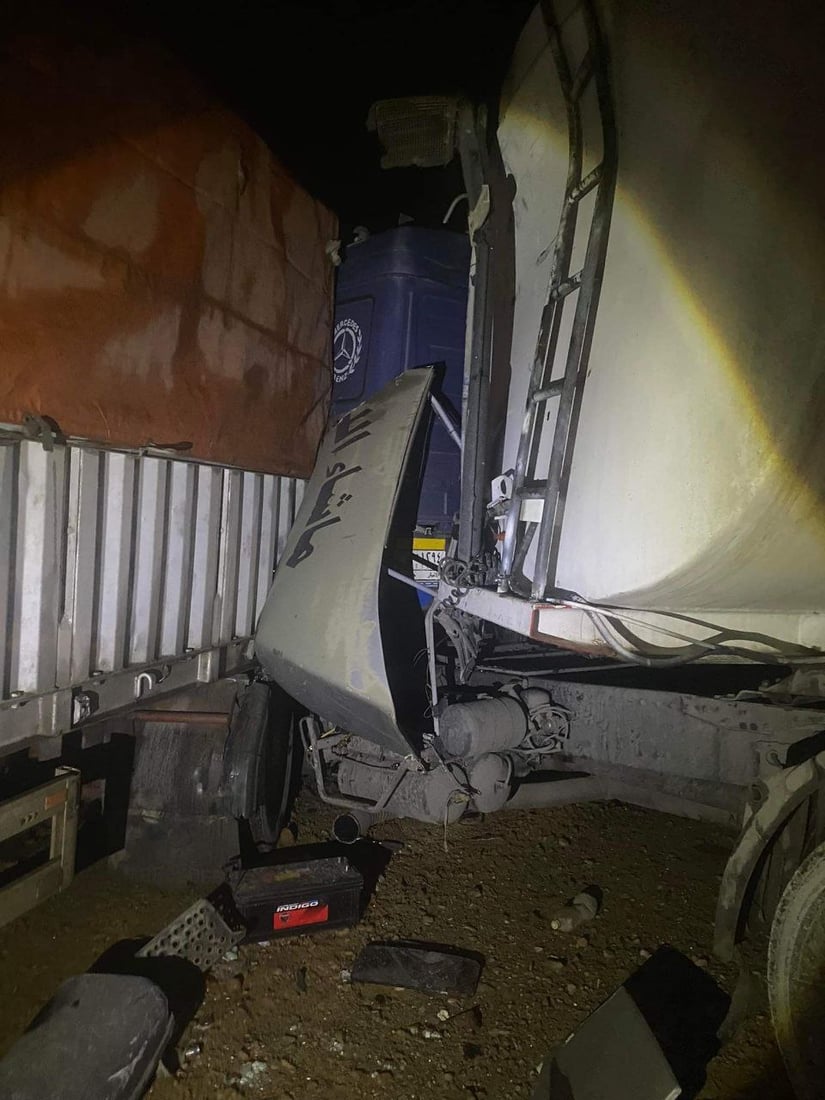 القائم: صهريج ينزلق تحت الأمطار ويصطدم بقاطرة ومقطورة (صور)