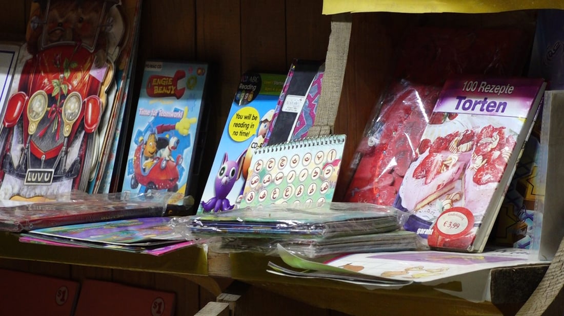 شاهد البصرة ليلاً.. شارع الكتب يضج باليافعين ويغريهم النقد الديني وأعمال الرواية