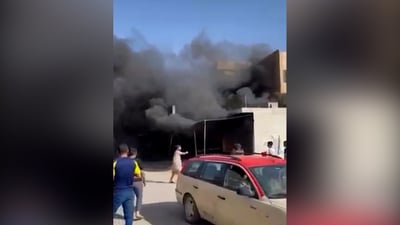 فيديو: حريق يلتهم محالاً تجارية في منطقة التحرير وسط بعقوبة