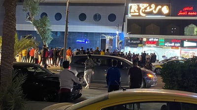 اصطدام ثلاثي في شارع “أبو جعفر المنصور”.. “موستانج” و”بيجو” و”صني”