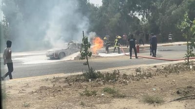 عابرو سبيل يجمعون التبرعات لتعويض سائق احترقت سيارته بالكامل وسط بعقوبة (صورة)