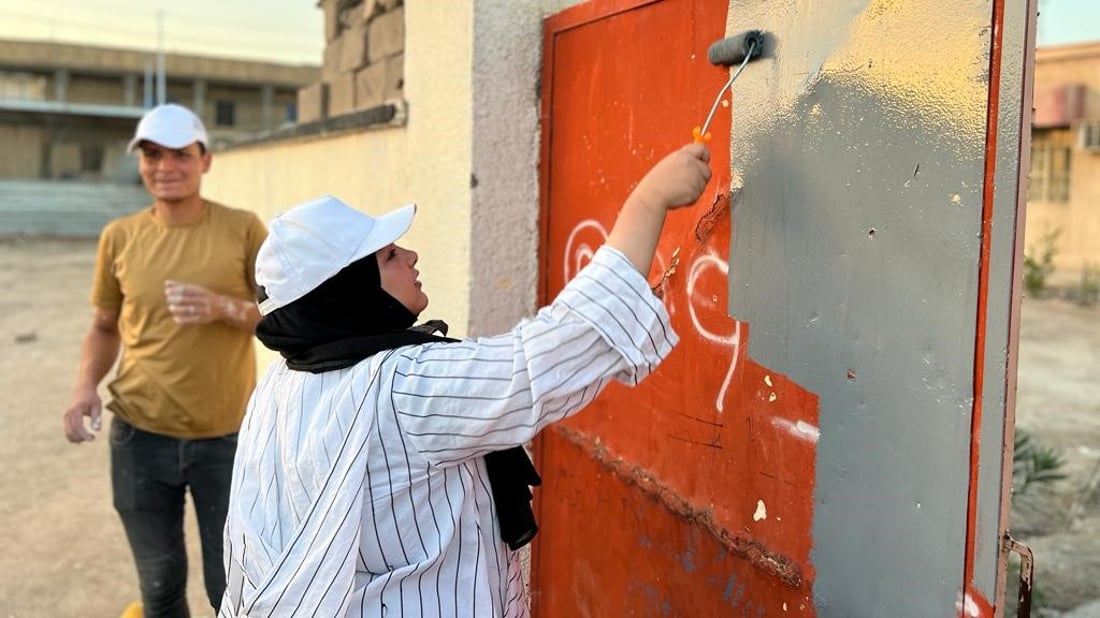 متطوعون عملوا بلا كلل واختاروا ألواناً جذابة.. مدارس الزبير أجمل الآن (صور)