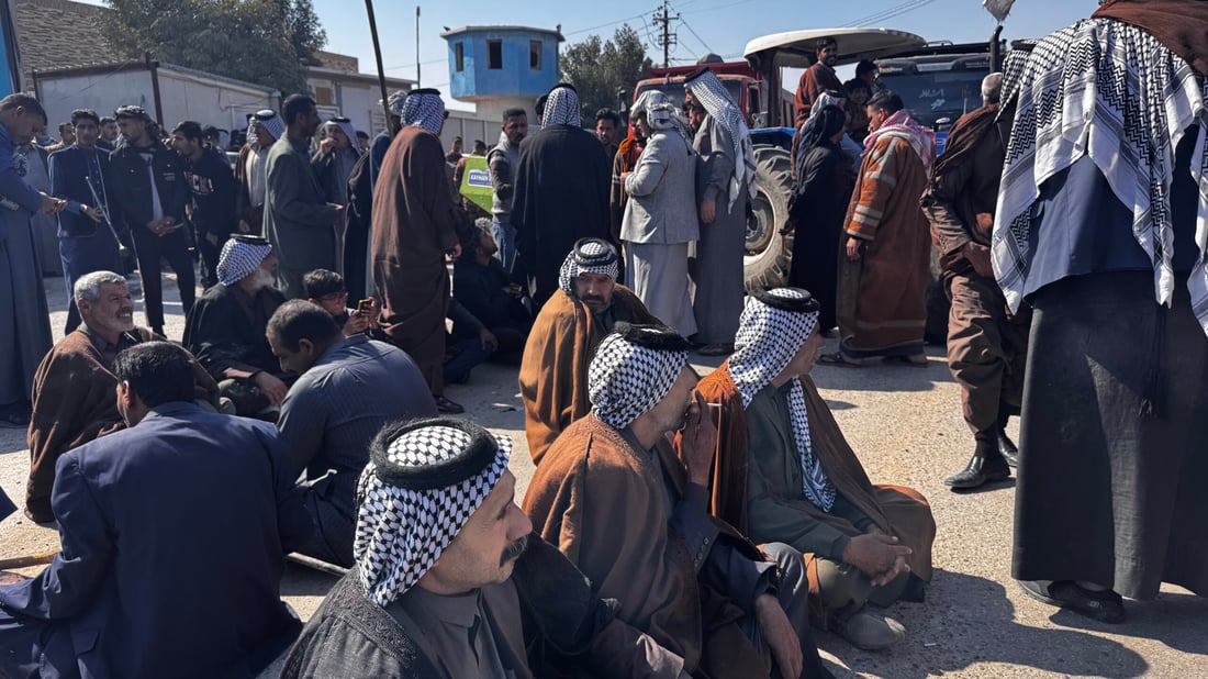 فيديو: فلاحو مفرق غماس يهددون بـ “تشرين ثانية” ويقطعون الطريق بالحاصودات