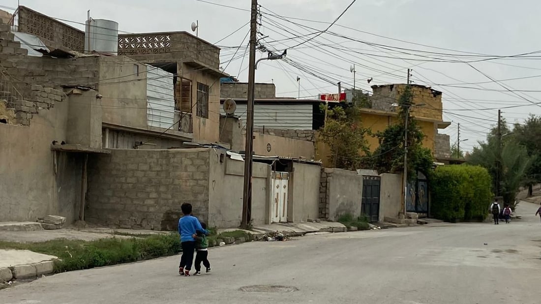بحثاً عن الماء.. سكان “الإصلاح” بأيمن الموصل يقصدون أقاربهم في الأيسر