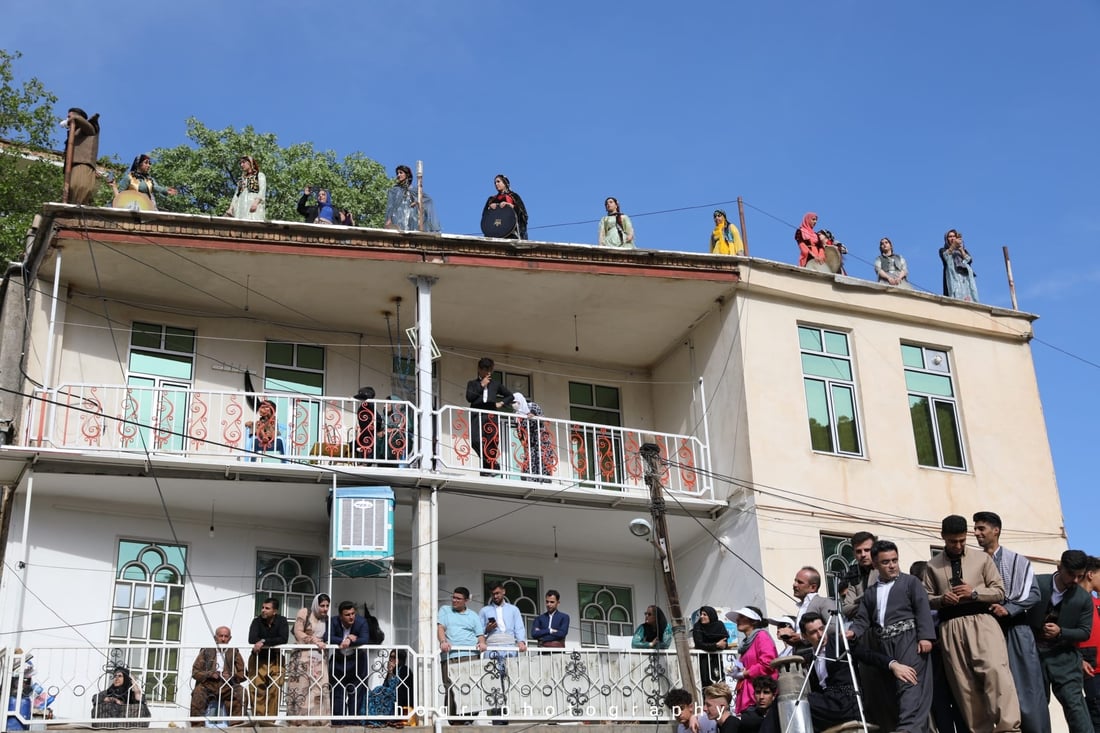 فێستیڤاڵی دەف و خواردنی كوردەواری لە شارەدێی بنكان لە رۆژهەڵاتی كوردستان، دیمەنەكان ئاهەنگ و خۆشی دانیشتوانی شارەدێكە نیشان دەدەن.

ئەم وێنانە لە ئەكاونتی فۆتۆگرافەر هۆگر کەمال وەرگیراوە.