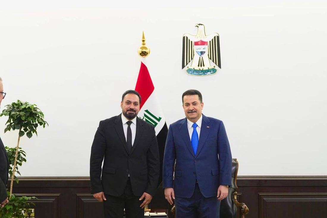 مهند محسن ومحمد عبدالجبار وعدد من الفنانين في مكتب السوداني