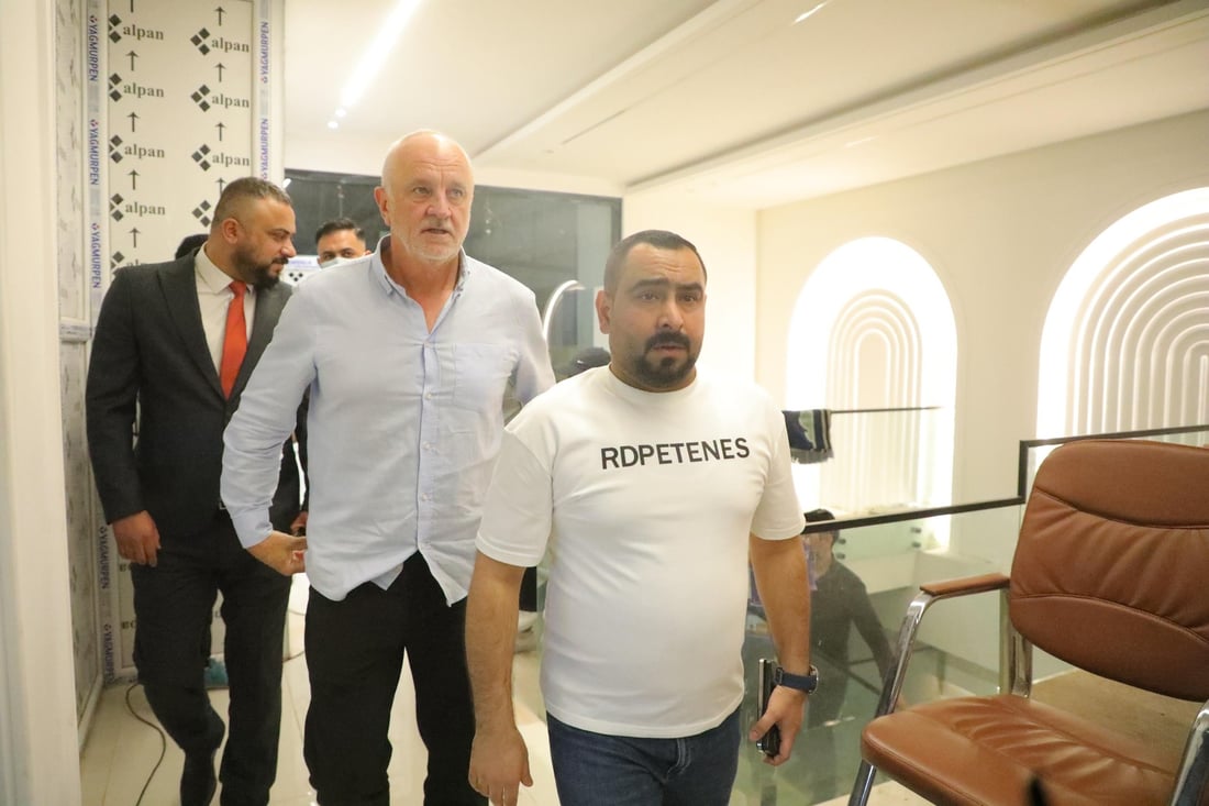 صور: مدرب المنتخب الوطني الجديد يصل الرمادي لمتابعة مباراة الكرمة والشرطة