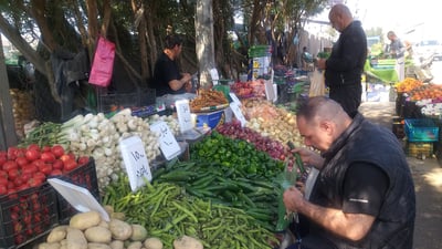 البصل ينافس الموز في “الحريّة”.. والأهالي ينتظرون تدخّلاً حكومياً لمراقبة التجّار