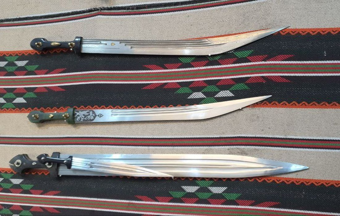 صور لسيوف طويريج البتارة.. يستغرق صنع القطعة 15 يوماً!