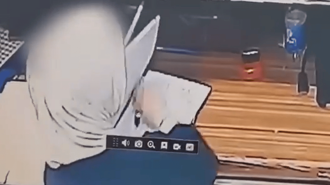 شاهد: لحظة ضبط النزاهة لمسؤولة سجلات الضرائب أثناء تسلمها الرشوة