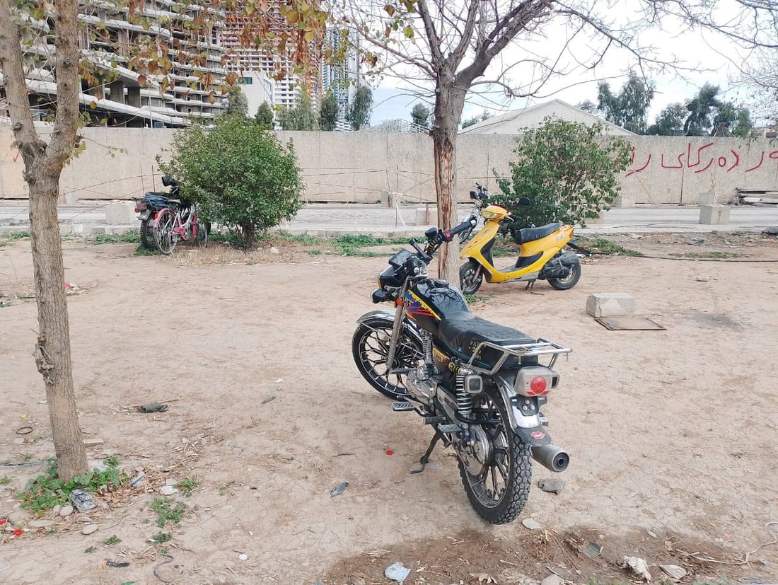 نەکەن ئۆتۆمبێل لەسەر سەوزایى و شۆستەکان رابگرن