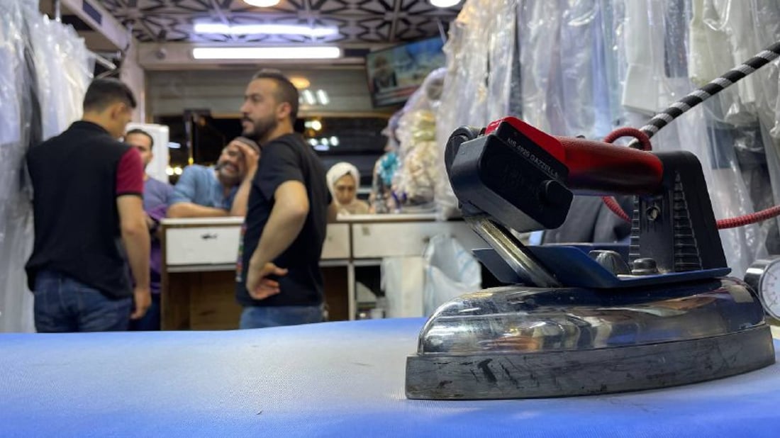 ضاري لا يخاف السيدات ويتعبه الأبيض.. أوتجية بغداد بلا نوم لتجهيز الدشاديش والغتر