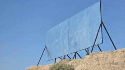 لەسەر گردێکی شوێنەواری لۆحە بۆ بانگەشەیی هەڵبژاردن دانراوە