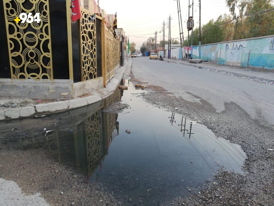 صور: “شهداء العبيدي” غارقة شتاءً وصيفاً.. أغطية المجاري تسرق والقمامة ترمى فيها