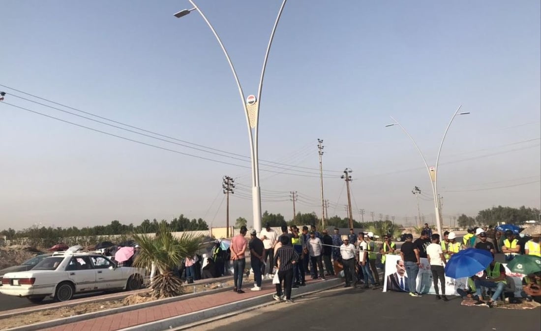 البصرة: مهندسون يمنعون مرور موظفين إلى شركات النفط في الشعيبة (صور)