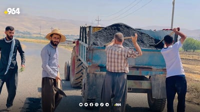 بە عارەبانەیەک قیر سێ کیلۆمەتر چاڵ و چۆڵی رێگەی گوندەکەیان پڕکردەوە