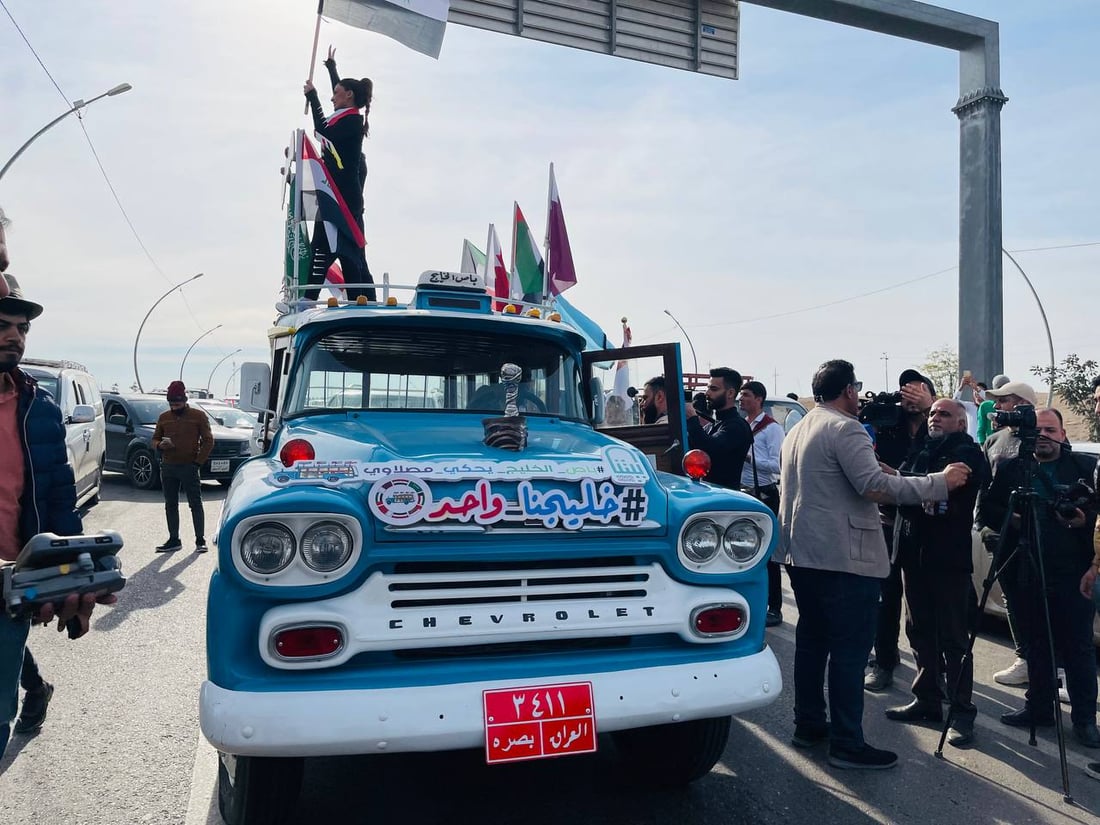 فيديو: كل أزياء نينوى استقبلت باص البصرة الخشبي.. غناء ودبكات لخليجي 25