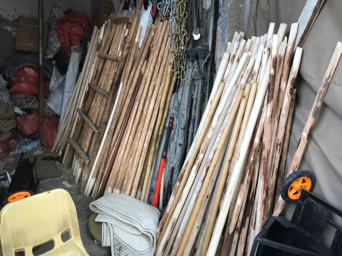 صور برائحة صفصاف الصويرة.. جعفر النجار يعرض صنائع يديه ويباهي بـ 100 عام مع الخشب