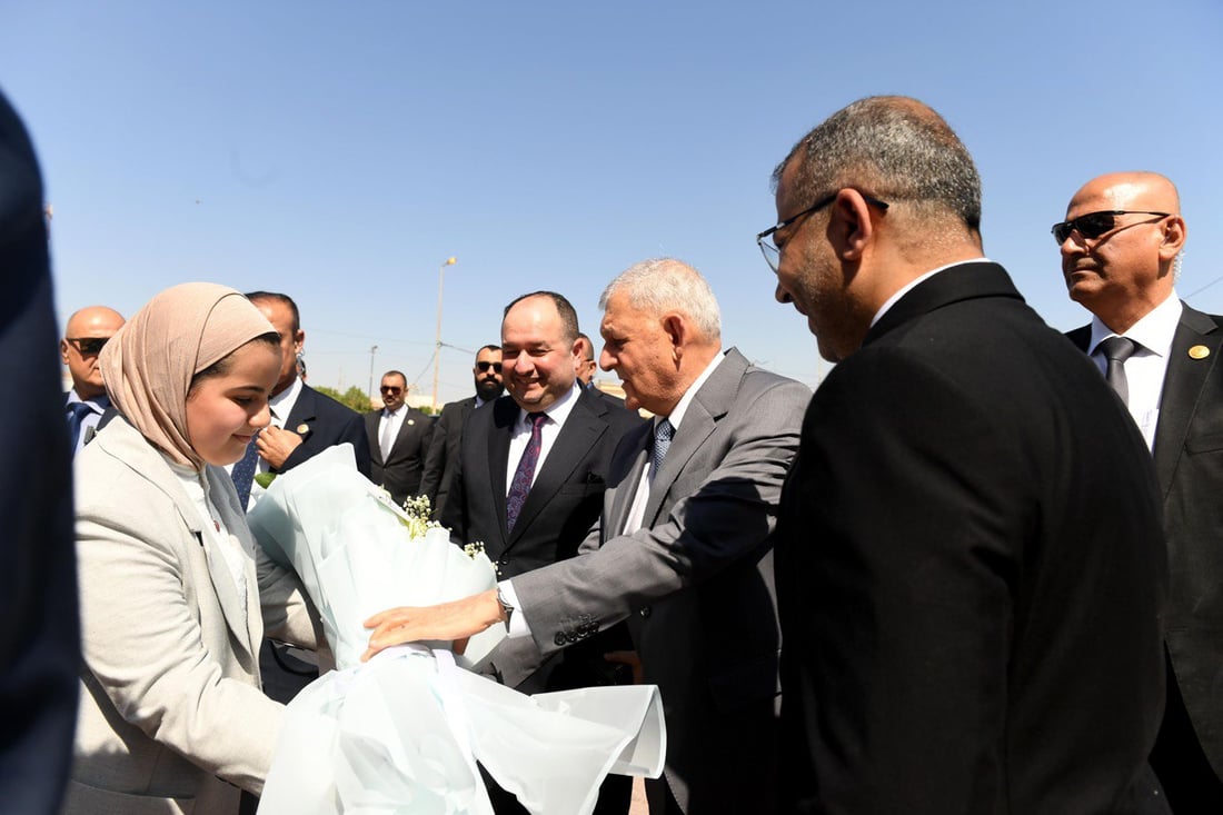 الرئيس رشيد يجري زيارة تفقدية إلى المثنى.. صور من مراسم الاستقبال