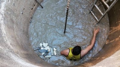 صور: بطل من الفلوجة غاص في المجاري أياماً عدة.. وأنقذ أحياء مدينته من الغرق