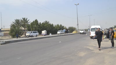 “أبو دشير” تخاطر يومياً بعبور “السريع” وتربك السيارات النازلة نحو الجنوب
